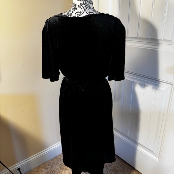 Draper James Flutter Sleeve Tie Waist Velvet Dress NWT - Picture 10 of 10